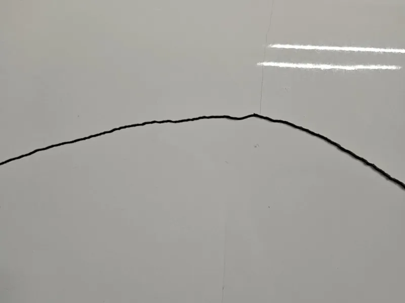 옆면 대형 곡선 크랙 - 크랙 근접 확인 옆면 대형 곡선 크랙 - 크랙 근접 확인