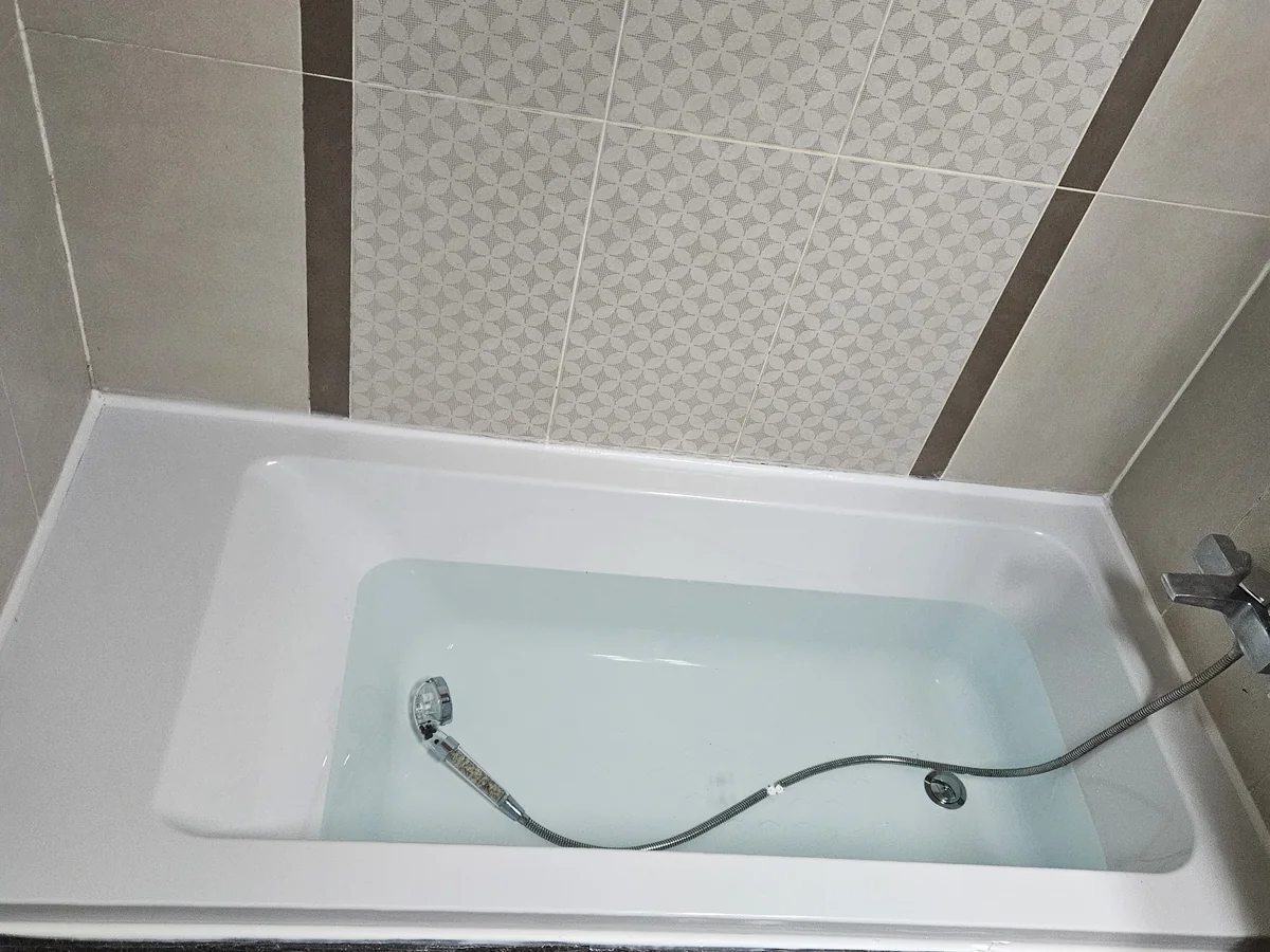 바닥 균열 욕조 철거 후 새 욕조 설치 바닥 균열 욕조 철거 후 새 욕조 설치 시공 후 복원된 모습