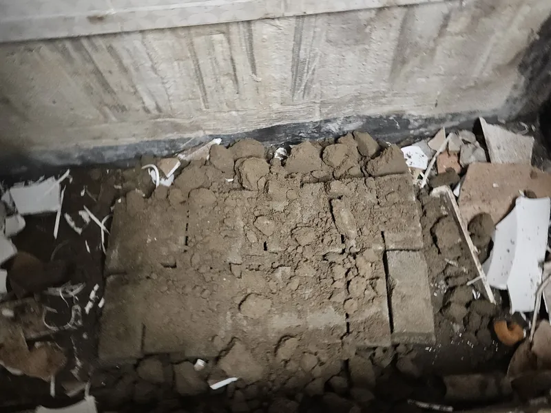 바닥 균열 욕조 철거 후 새 욕조 설치 - 하부 바닥 정리 바닥 균열 욕조 철거 후 새 욕조 설치 - 하부 바닥 정리
