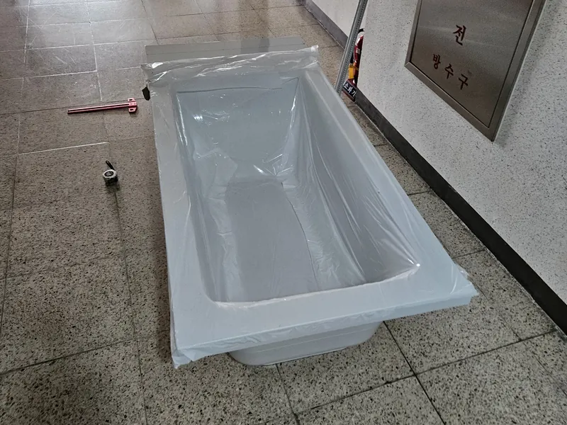 바닥 균열 욕조 철거 후 새 욕조 설치 - 새 욕조 반입 바닥 균열 욕조 철거 후 새 욕조 설치 - 새 욕조 반입