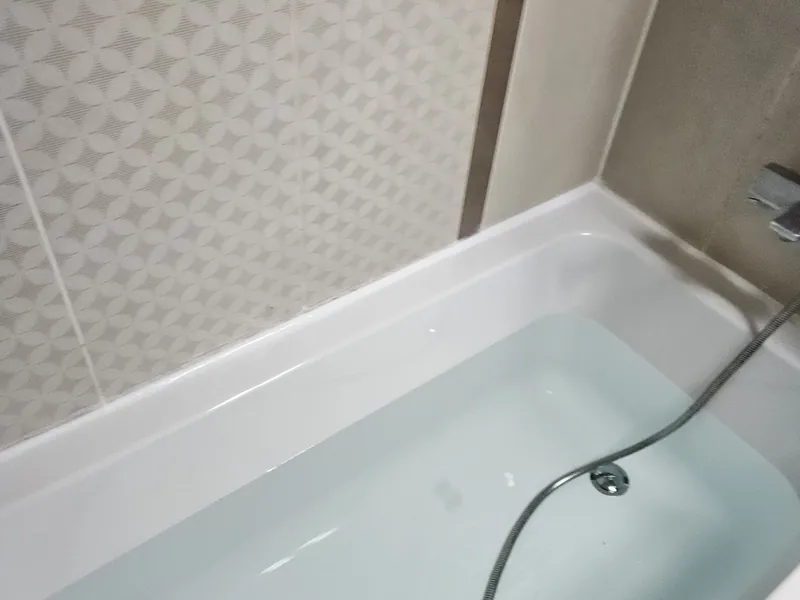 바닥 균열 욕조 철거 후 새 욕조 설치 - 설치 후 담수 시험 바닥 균열 욕조 철거 후 새 욕조 설치 - 설치 후 담수 시험