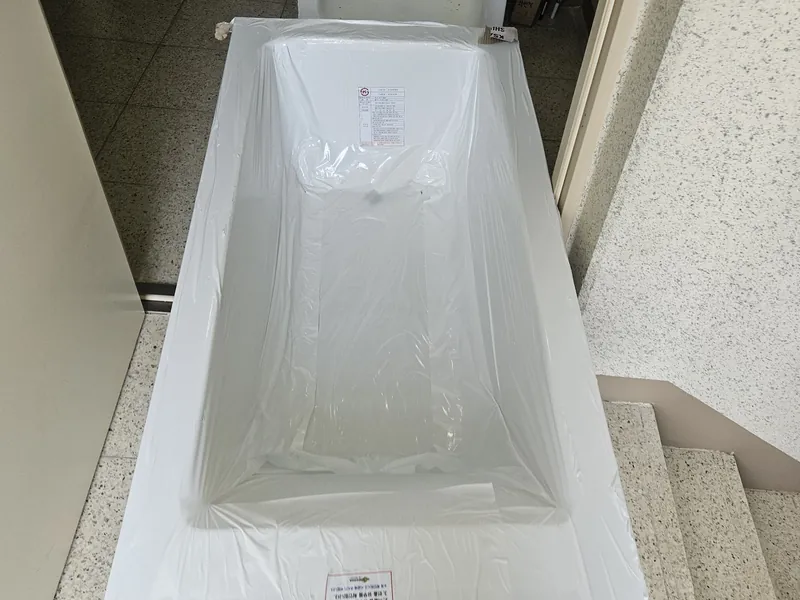 노후 욕조 교체와 담수 시험 - 새 욕조 반입 노후 욕조 교체와 담수 시험 - 새 욕조 반입