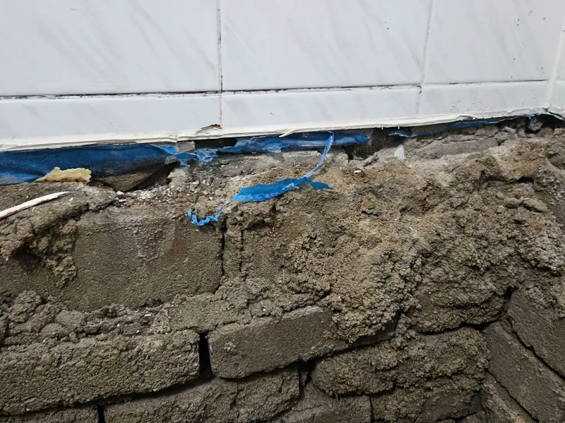 바닥 크랙 다발 욕조 교체 - 벽돌 받침 조성 바닥 크랙 다발 욕조 교체 - 벽돌 받침 조성