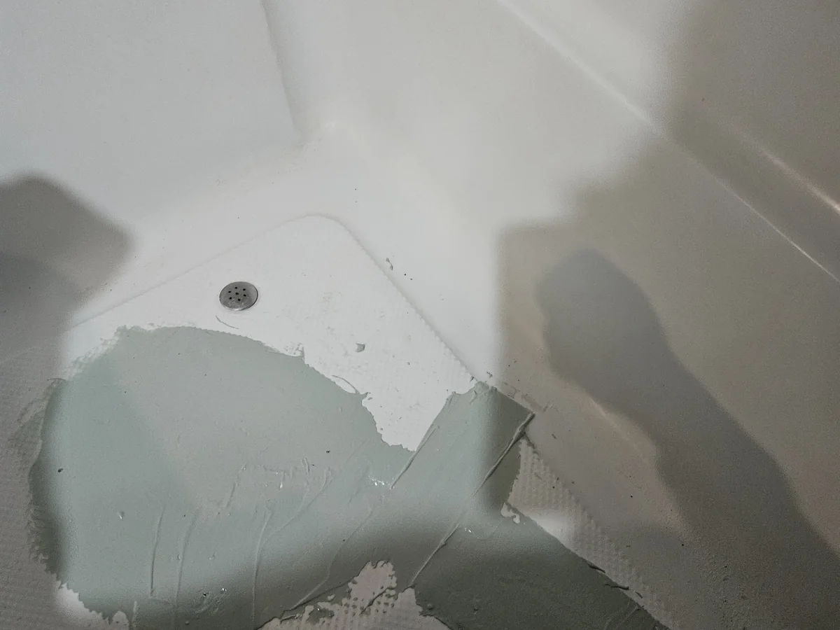 구멍 뒷면에 보강재를 넣고 충전하는 작업 구멍 뒷면에 보강재를 넣고 충전하는 작업